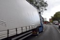 LKW blieb unter Bruecke haengen Koeln Ehrenfeld Innere Kanalstr Hornstr P449